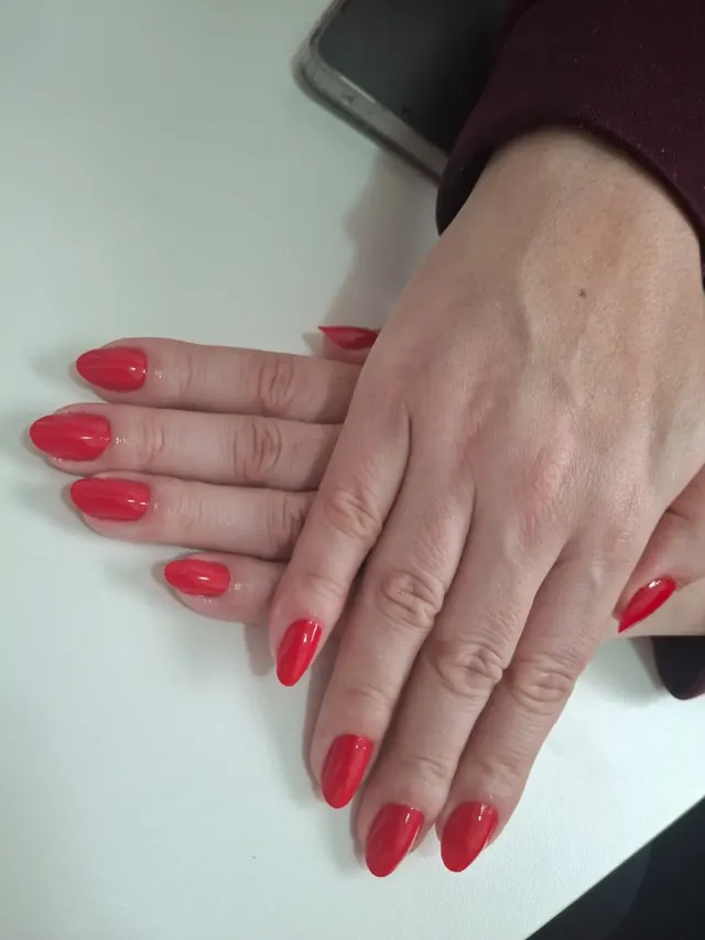 Esmaltação vermelha em formato amêndoa, trabalho real do Espaço Maura Cunha