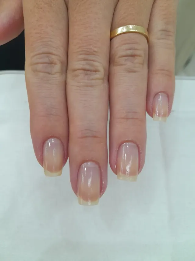 Unhas naturais longas e saudáveis após blindagem em gel, trabalho real do Espaço Maura Cunha